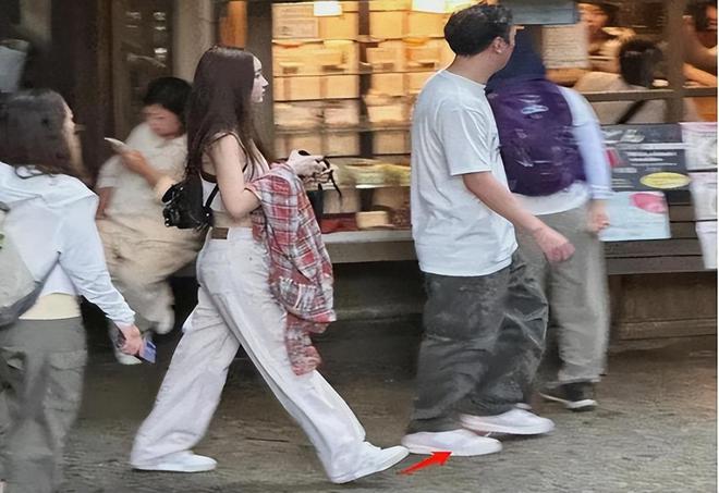 “一代鞋王”跌落神坛中产不爱穷鬼不穿AG真人游戏地址200亿暴跌10倍！(图1)