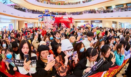 “一代鞋王”跌落神坛中产不爱穷鬼不穿AG真人游戏地址200亿暴跌10倍！(图14)