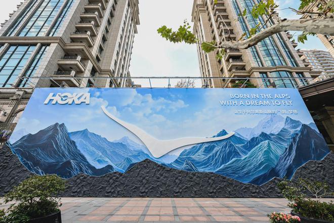 ；HOKA围挡落地上海；雀巢美国任命新任CEOAG真人登录入口adidas将NFT转化为实体(图12)