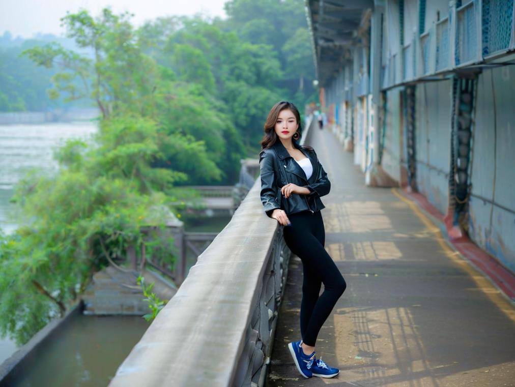 性优雅气质彰显职场率性干练的气场AG真人百家乐尖头高跟鞋穿出女(图7)