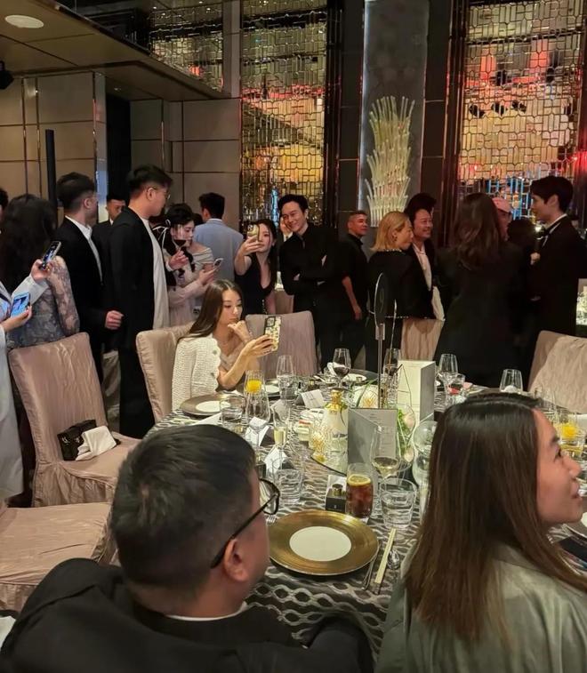 郭富城忙着应酬 她被冷落现场无人理她AG真人网页方媛和郭富城参加名流婚宴(图3)