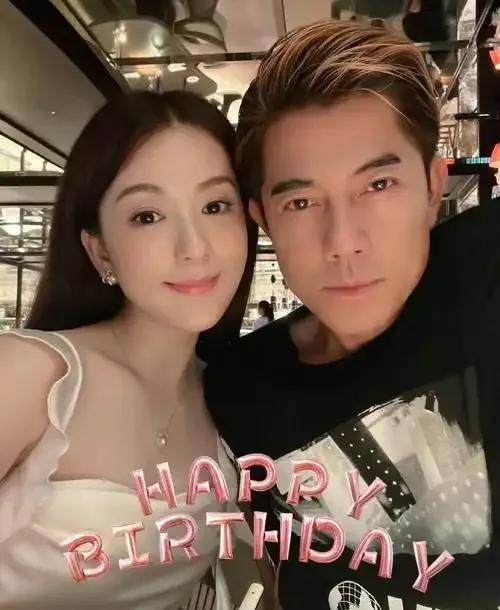 郭富城忙着应酬 她被冷落现场无人理她AG真人网页方媛和郭富城参加名流婚宴(图6)