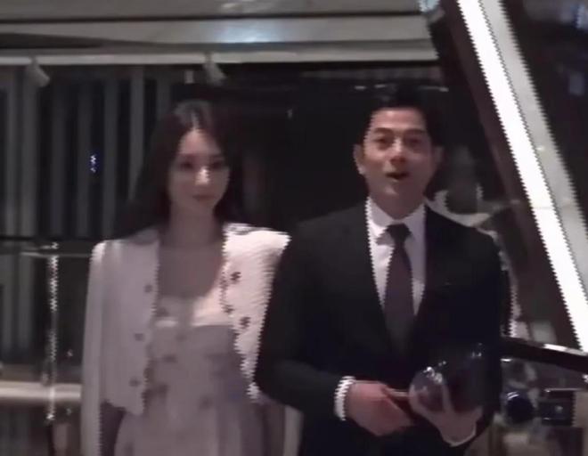 郭富城忙着应酬 她被冷落现场无人理她AG真人网页方媛和郭富城参加名流婚宴(图7)