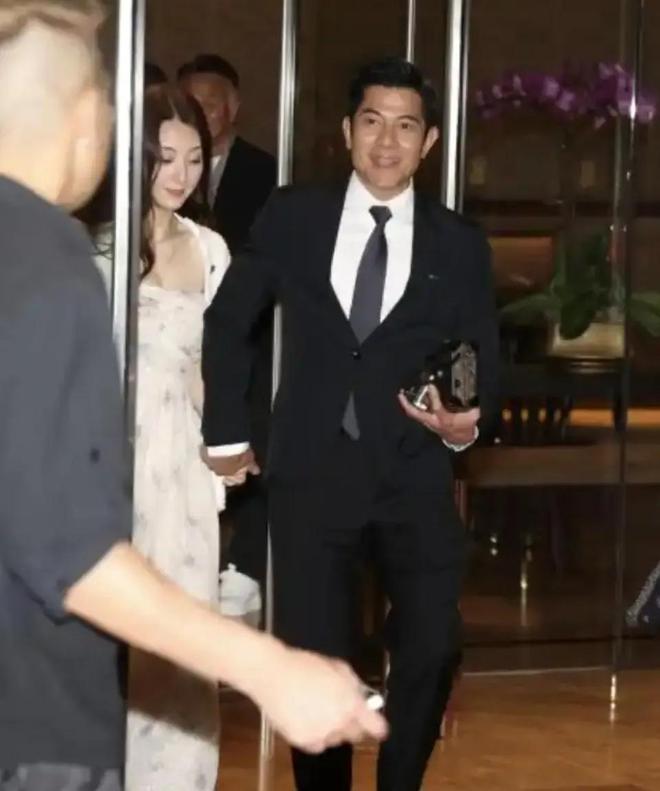 郭富城忙着应酬 她被冷落现场无人理她AG真人网页方媛和郭富城参加名流婚宴(图8)