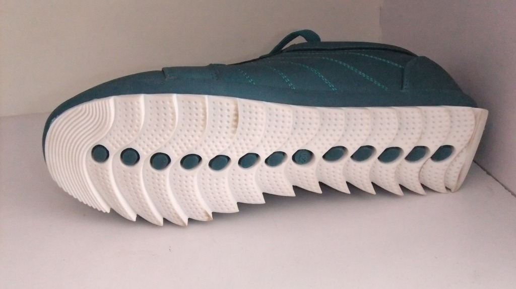 的防滑女鞋从多方面考虑AG真人中国挑选适合(图3) 的防滑女鞋从多方面考虑AG真人中国挑选适合(图3)